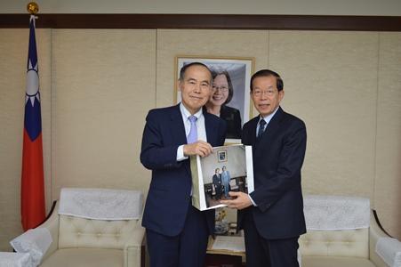 謝長廷・駐日代表（右）、水野達夫・元駐ネパール日本大使（左）