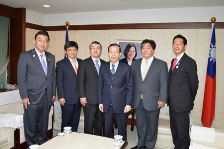 左より、小野克典・桶川市長、松本武洋・和光市長、吉田信解・本庄市長、謝長廷・駐日代表、藤本正人・所沢市長、中原恵人・吉川市長