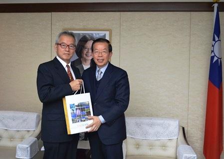 謝長廷・駐日代表（右）、高寛・一般財団法人台湾協会理事（左）