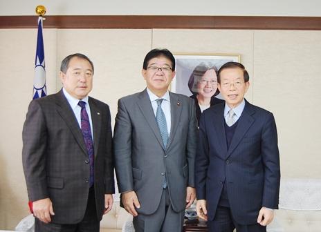 謝長廷・駐日代表（写真右）、金子恭之・衆議院議員/チアリーディング推進議員連盟幹事長（中央）、中村節夫・公益社団法人日本チアリーディング協会会長/国際チアリーディング連盟会長（左）
