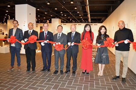 郭仲熙・駐日副代表（右４）、台湾の芸術家グループ「∞３（インフィニティー スリー）」の若岱さん（右２）、張義明さん（左２）、曾霆羽さん（左１）