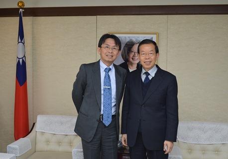 謝長廷・駐日代表（右）、蔡安邦・東北大学多元物質科学研究所教授（左）