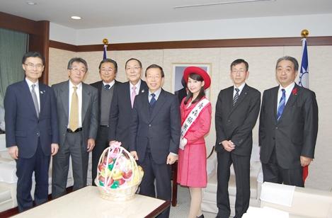 謝長廷・駐日代表（写真右４）、青山祐治・副知事（左４）、ミスりんごの平沼日菜子さん（右３）
