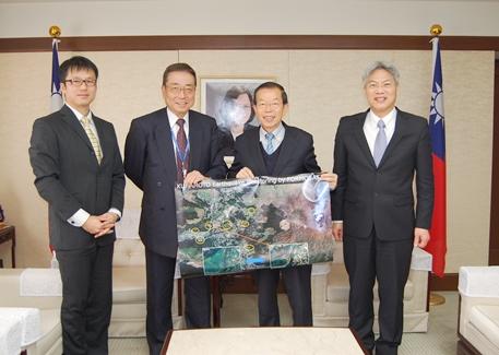 台湾の高解像度地球観測衛星「フォルモサット２号」が撮影した衛星写真を手にする謝長廷・駐日代表（写真右２）と一般財団法人リモート・センシング技術センターの池田要・理事長（左２）
