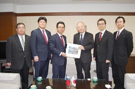 郭仲熙・駐日副代表（写真右３）、岩野伸哉・委員長（左３）
