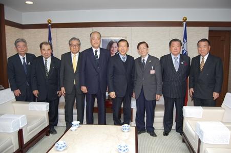 謝長廷・駐日代表（写真右４）、「明石元二郎顕彰会」会長の玉澤徳一郎・元衆議院議員（左４）、明石元二郎氏ご令孫の明石元紹氏（左３）、渡辺隆・理事長（左２）
