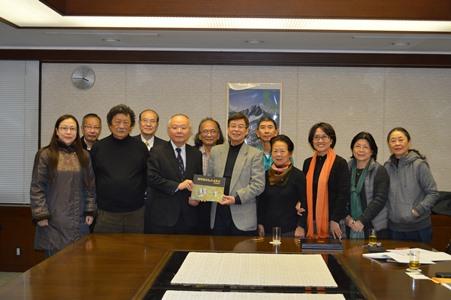 郭仲熙・駐日副代表（前左３）、中華民国全球中華文化産業発展協会・台湾文学芸術界聯合会の鄭余鎮・名誉理事長（前右５）