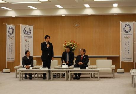 謝長廷・駐日代表（写真左１）、頼清徳・台南市長（左２）、川井しげお・東京都議会議長（右１）
