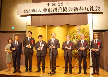 駐日代表処の張仁久・副代表（写真左３）および粘信士・横浜分処長（左５）、亜東親善協会の大江康弘・会長（左２）