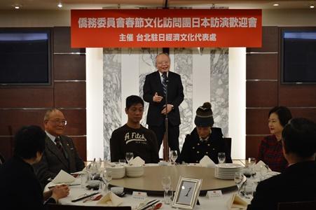 挨拶する郭仲煕・駐日副代表。３日の東京公演に出演する歌手の文夏さん（右２）、文香さん（右１）