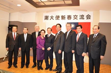 謝長廷・駐日代表夫妻（左５，４）、工藤寿樹・函館市長（右４）、前田一男・衆議院議員（右２）、逢坂誠二・衆議院議員（左３）、松本榮一・函館商工会議所名誉会頭（右１）、陳桎宏・駐日代表処札幌分処処長（左１）