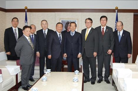 謝長廷・駐日代表（右４）、山本順三・参議院議員（右３）、大江康弘・一般社団法人亜東親善協会会長（右５）
