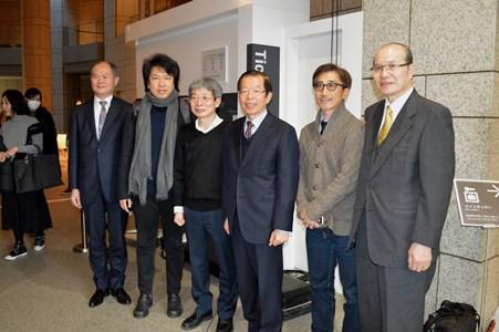 右より、朱文清・駐日代表処台湾文化センター長、林于竝・ドラマトゥルク、謝長廷・駐日代表、「台北ノート」作者・演出の平田オリザ監督、耿一偉・台北芸術祭芸術監督、粘信士・駐日代表処横浜分処処長