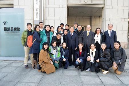 謝長廷・駐日代表（２列目右５）、謝東寧・プロデューサー（２列目右４）、
『台北ノート』に出演した盗火劇団の団員らと
