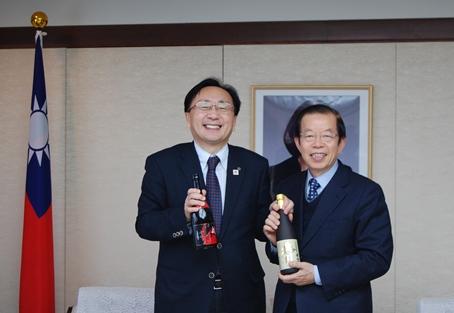 謝長廷・駐日代表（写真右）、三村申吾・青森県知事（左）
