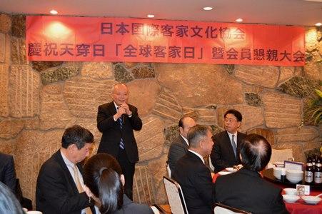 挨拶する郭仲煕・駐日副代表