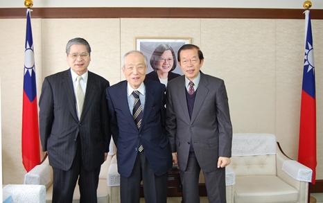 写真右から、謝長廷・駐日代表、桜美林大学 北東アジア総合研究所の谷口誠・評議委員（元国連大使）ならびに川西重忠・所長
