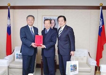 謝長廷・駐日代表（写真中央）、日本維新の会 幹事長の馬場伸幸・衆議院議員（左）、石井章・参議院議員（右）
