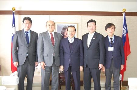 謝長廷・駐日代表（中央）、日台友好目黒区議員連盟会長の橋本欣一・目黒区議会議員（左２）
