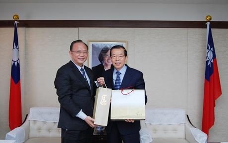 謝長廷・駐日代表（写真右）、行政院農業委員会の林聰賢・主任委員（左、日本の農林水産大臣に相当）
