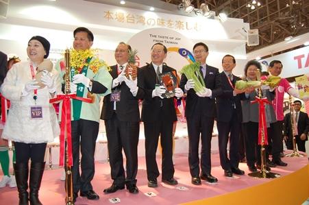 謝長廷・駐日代表（写真左６）、中華民国対外貿易発展協会（TAITRA）の黄志芳・董事長（左５）、行政院農業委員会の林聰賢・主任委員（閣僚級、左３）、経済部国際貿易局の徐大衛・副局長（左４）をはじめ、陳菊・高雄市長、林佳龍・台中市長、潘孟安・屏東県長、張花冠・嘉義県長、涂醒哲・嘉義市長、張政源・台南副市長、葉恵青・新北市副市長、丁彦哲・雲林県副県長（副知事）ら８つの市・県から首長級が出席。
