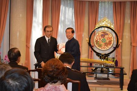 謝長廷・駐日代表（右）、北白川道久・霞会館理事長（左）