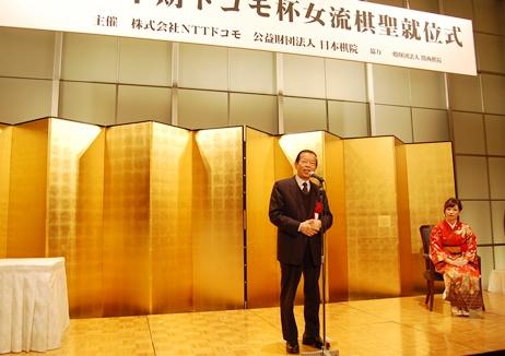 謝長廷・駐日代表（写真左）、謝依旻・女流棋聖（右）
