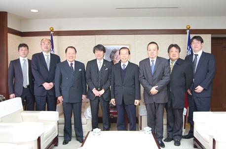 3月18日～同20日の「東京タワー台湾祭り2017」開催に先立ち、謝長廷・駐日代表（右４）を訪問した詹徳薫・最高顧問兼実行委員長（左３）、日本電波塔株式会社の前田伸・社長（左４）、同社の高尾英樹・観光本部営業部長（左２）
