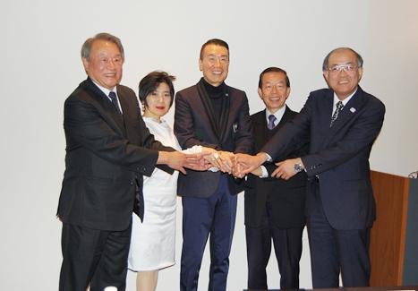 謝長廷・駐日代表（右２）、中野善壽・寺田倉庫代表取締役（右３）、長谷川祐子・東京都現代美術館参事/東京藝術大学教授（左２）、龔瑞璋・正修科技大学学長（左１）、岡本信明・横浜美術大学学長（右１）
