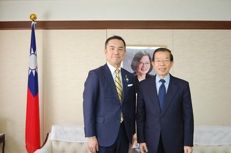 謝長廷・駐日代表（写真右）、鈴木英敬・三重県知事（左）
