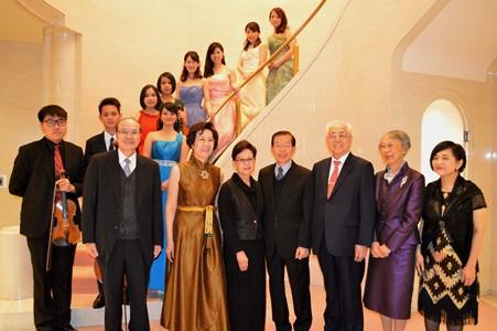 謝長廷・駐日代表夫妻（右４，５）、許世楷・元駐日代表夫妻（右３，２）と沛思菁濤室内楽団および日本の若手声楽家ら