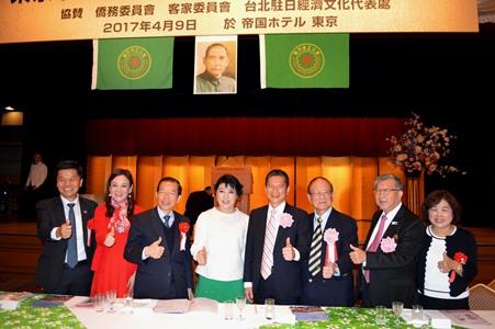 謝長廷・駐日代表（左３）、劉得寛・東京崇正公会会長（右３）、李永得・客家委員会主任委員（右４）、邱鏡淳・新竹県長（右２）、蒋絜安・桃園市政府客家事務局長（左２）、声楽家の簡文秀さん（左４）