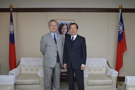 謝長廷・駐日代表（右）と「さくらサイエンスプラン」（日本・アジア青少年サイエンス交流事業）推進室長を務める沖村憲樹・科学技術振興機構（JST）特別顧問（左）