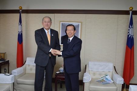 謝長廷・駐日代表（右）、牧野勇司・北海道士別市長（左）