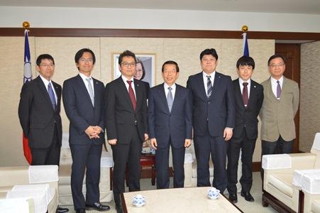 謝長廷・駐日代表（中央）、郡司隆文・全日本教職員連盟委員長（左３）