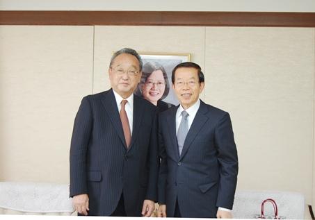 謝長廷・駐日代表（写真右）、木徳神糧㈱の平山惇・代表取締役社長（左）