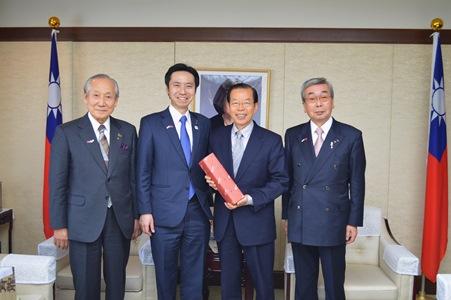 謝長廷・駐日代表（右２）、佐藤孝弘・山形市長（左２）、清野伸昭・山形市商工会議所会頭（左１）、後藤完司・山形県日華親善協会会長（右１）