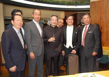 謝長廷・駐日代表（左１）、台日文化芸術音楽会実行委員会の林華明・主任委員（右１）、指揮者の林天吉氏（右３）、「台北愛楽管弦楽団」首席兼バイオリニストの蘇顕達氏（右２）
