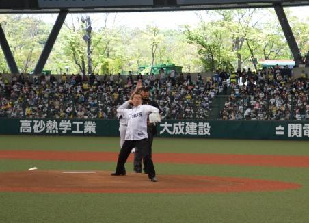 始球式でマウンドからピッチングする謝長廷・駐日代表