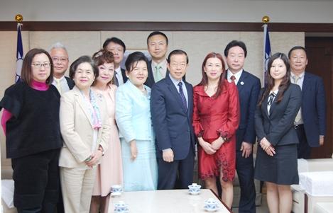 謝長廷・駐日代表（写真前列右３）、林裕玲・総会長（同４）
