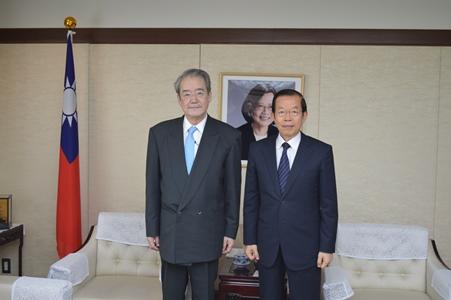 謝長廷・駐日代表（右）、藤原正寛・アジア福祉教育財団理事長（左）