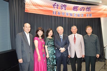 写真右より、テノール歌手・張瑞銘さん、毛利友次・日本中華聯合総会会長、郭仲煕・駐日副代表、ピアニスト・蘇維倫さん、ソプラノ歌手・呉旭玲さん、朱文清・台湾文化センター長