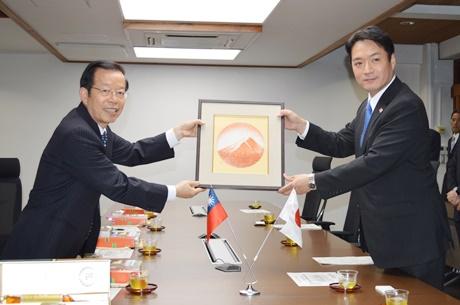 謝長廷・駐日代表（左）、尾﨑正直・高知県知事（右）
