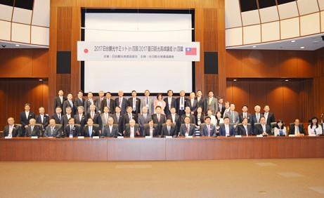 香川県高松市で開催された「2017台日観光フォーラムin四国」の出席者らと謝長廷・駐日代表（前列中央）
