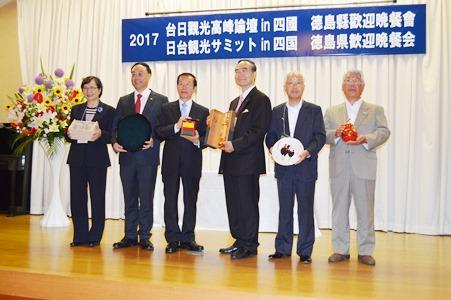 謝長廷・駐日代表（左３）、飯泉嘉門・徳島県知事（右３）、周永暉・交通部観光局長（左２）、葉菊蘭・台湾観光協会会長（左１）
