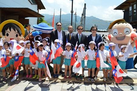 JR四国・伊予西条駅前の「鉄道歴史パークin SAIJO」で歓迎を受けた謝長廷・駐日代表（後右２）、葉菊蘭・台湾観光協会会長（後右１）、周永暉・交通部観光局長（後左１）