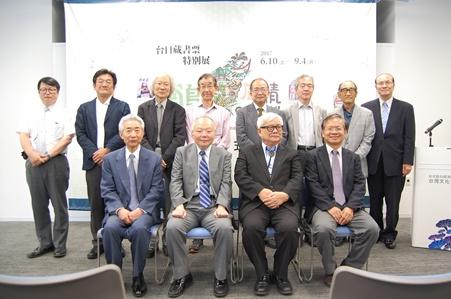 前列左より、内田市五郎・日本書票協会会長、郭仲熙・駐日副代表、潘元石・台湾蔵書票協会会長、廖振富・国立台湾文学館館長。
