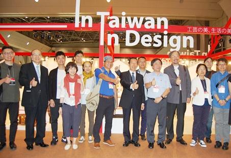 「国立台湾工芸研究発展センター」が設けた台湾パビリオンで出展業者らと製品をアピールする謝長廷・駐日代表（写真右７）
