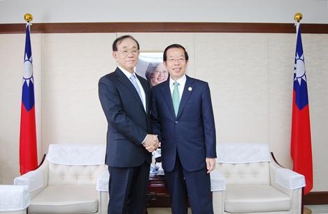 台北駐日経済文化代表処の謝長廷・代表（写真右）、公益財団法人日本台湾交流協会の谷崎泰明・新理事長（左）
