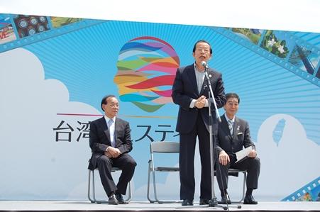 挨拶する謝長廷・駐日代表（中央）、谷崎泰明・日本台湾交流協会理事長（左）、服部征夫・台東区長（右）
